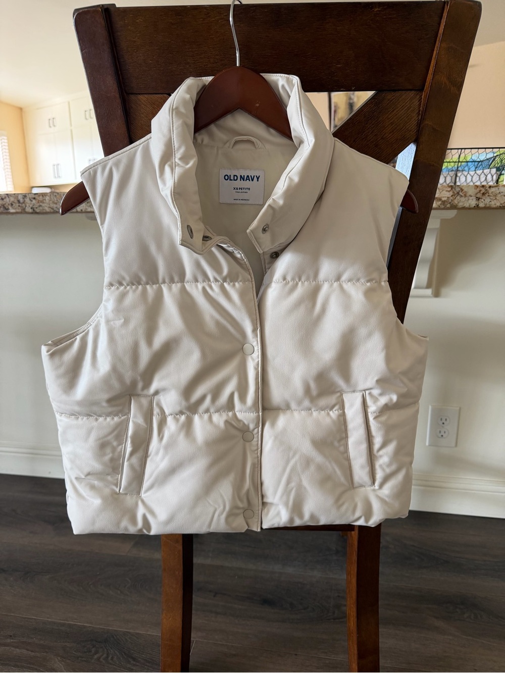 Old Navy Women's Light Cream Quilted Puffer Vest